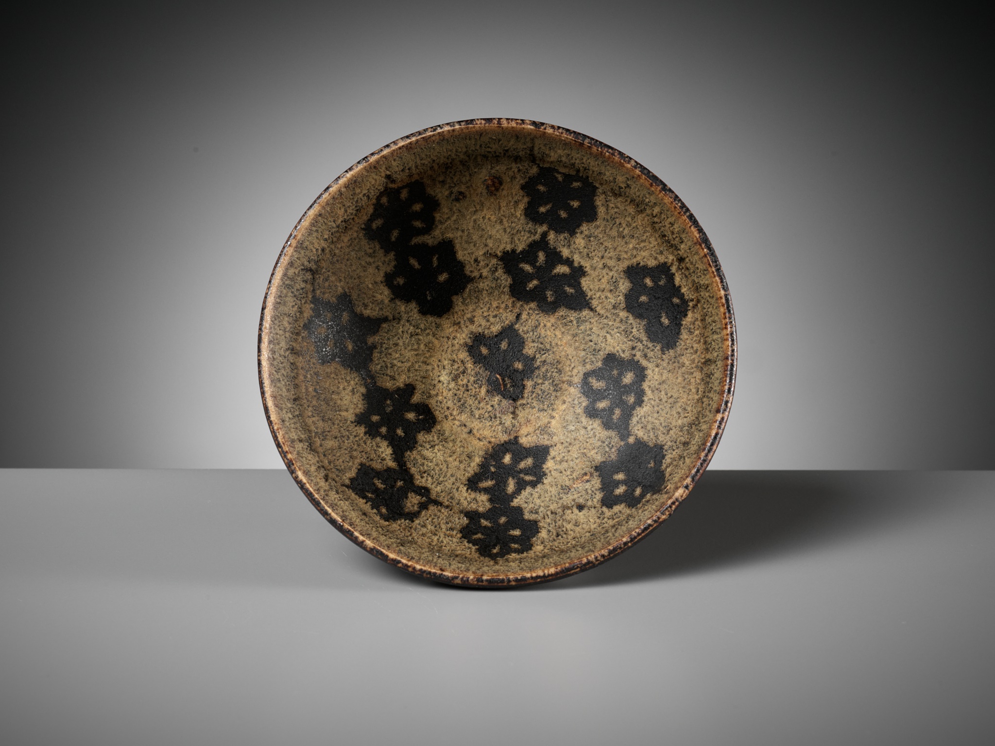 A JIZHOU PAPERCUT RESIST-DECORATED 'PRUNUS' BOWL, SOUTHERN SONG DYNASTY - Image 13 of 14