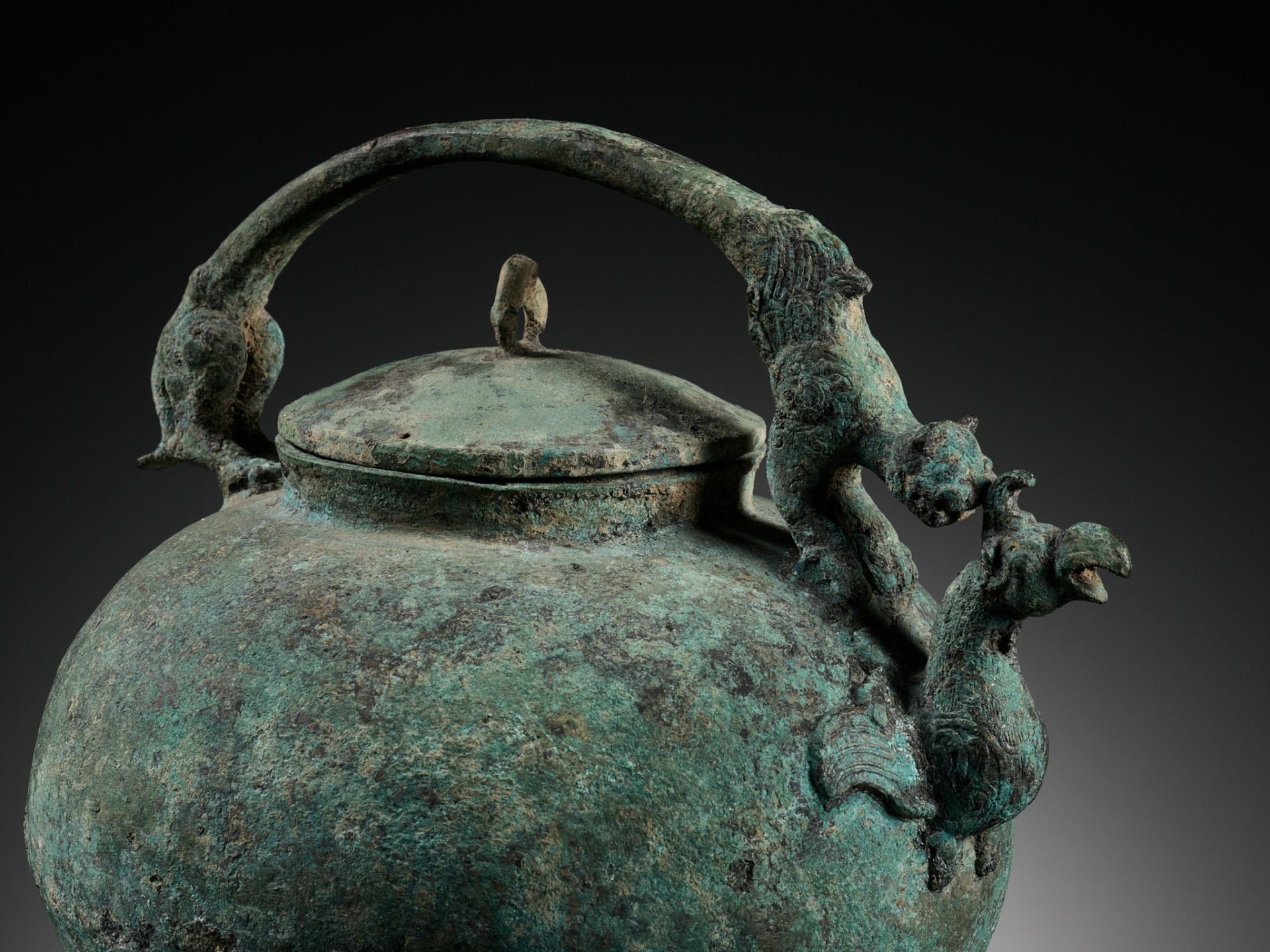 A BRONZE TRIPOD RITUAL VESSEL AND COVER, HE, LATE WARRING STATES TO WESTERN HAN PERIOD