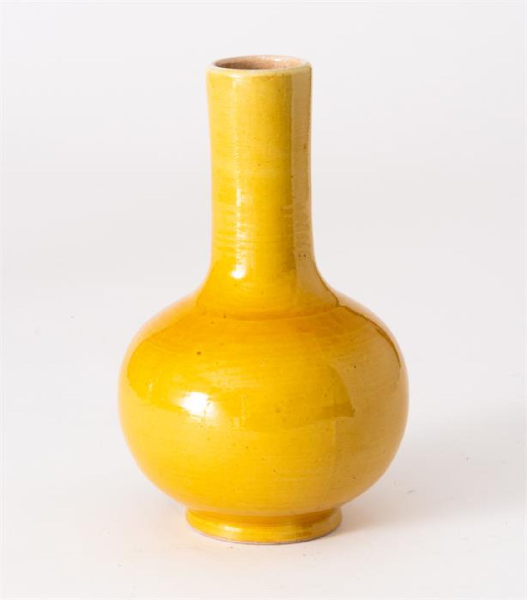 CHINESISCHE GELBE PORZELLAN-VASE