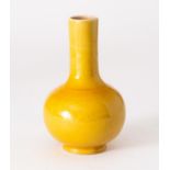 CHINESISCHE GELBE PORZELLAN-VASE