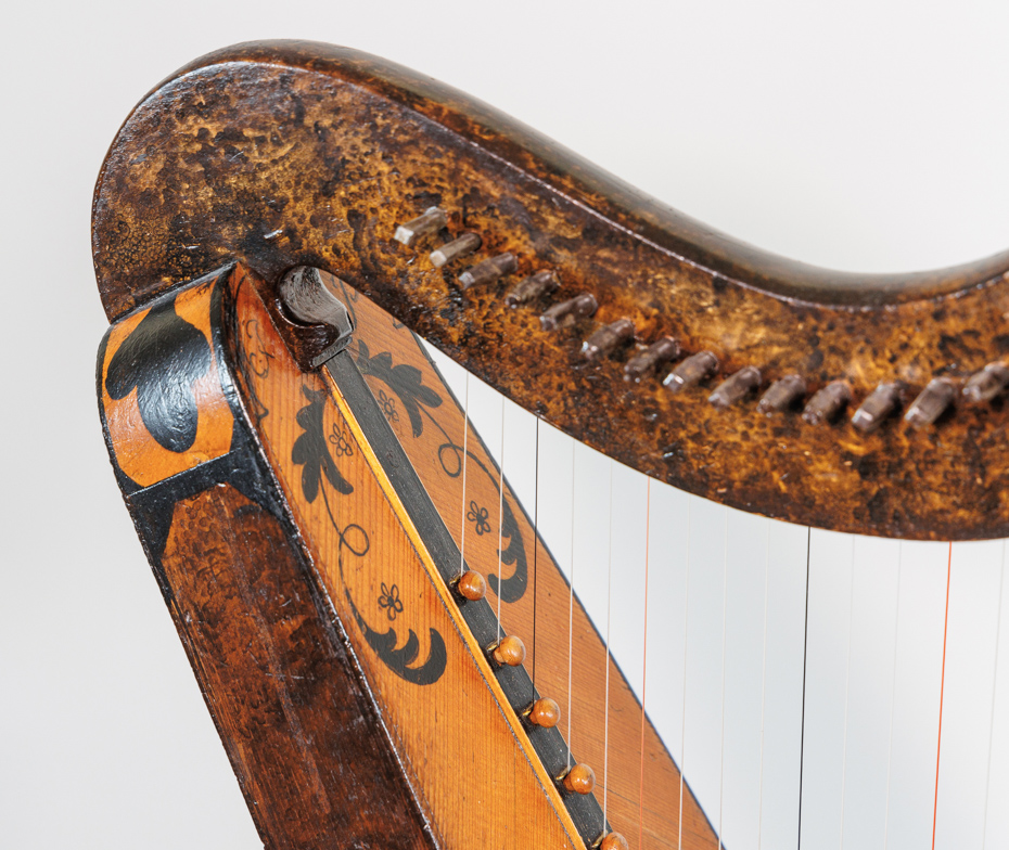 BOHEMIAN HOOK HARP CIRCA 1810 - Image 3 of 11