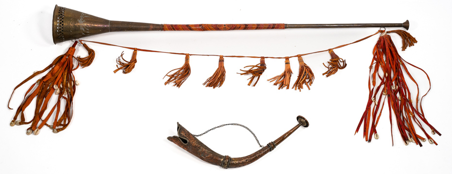 CONVOLUTE SIGNAL TRUMPET AND KANGLING (TIBET) WITH THE SHAPE OF A DRAGON