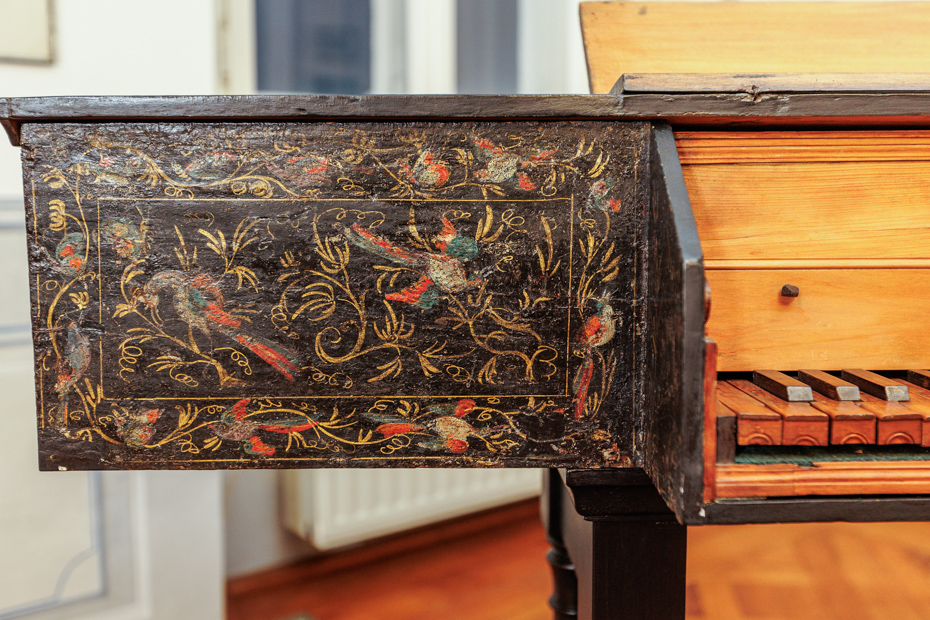 UNSIGNED ITALIAN VIRGINAL WITH CHINOISERIES CIRCA 1650-1700 - Image 4 of 9
