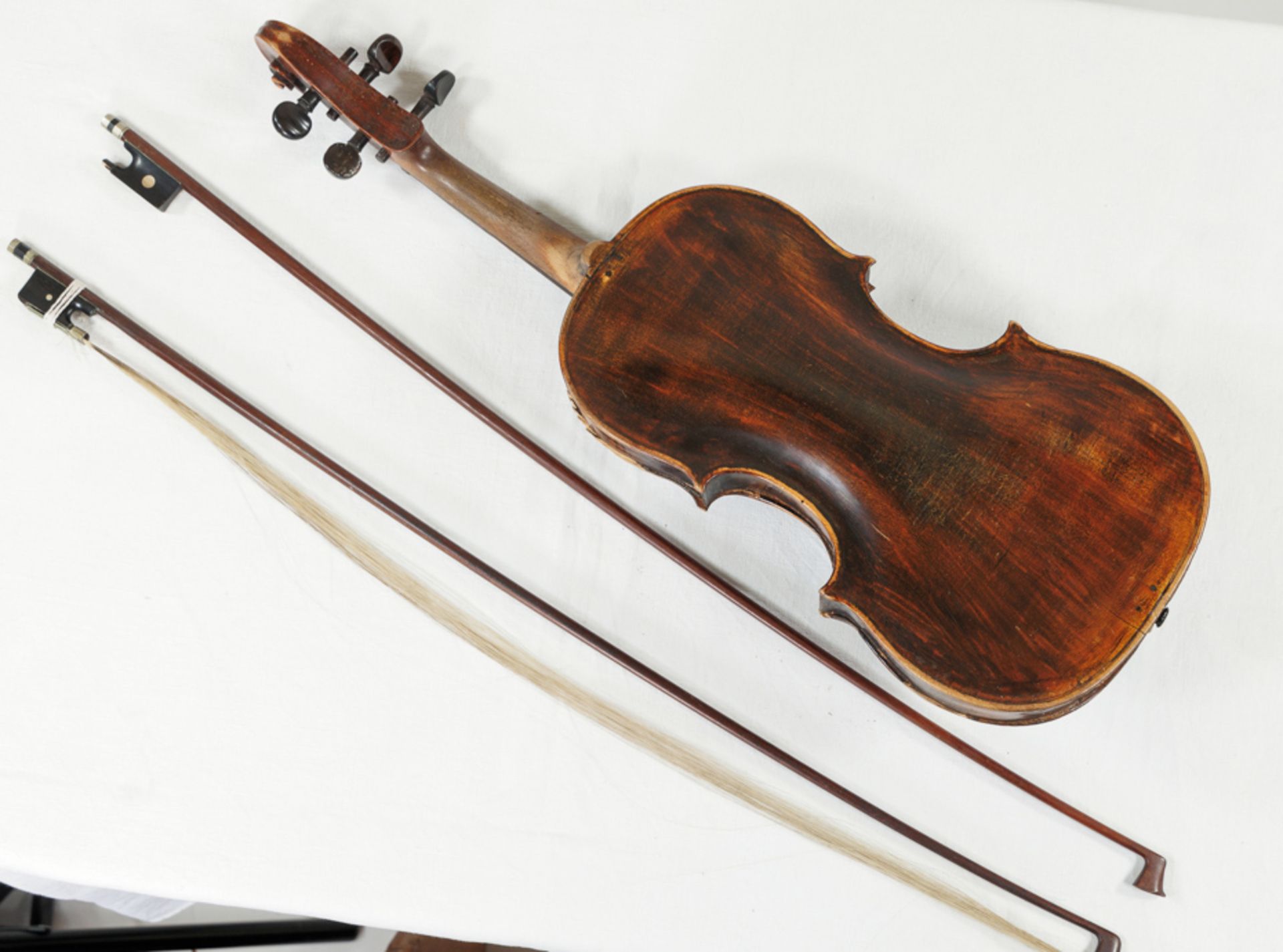 HISTORICAL VIOLIN WITH BOWS AND CASE - REPAIRED JOHANN MAHLKE BERLIN - Image 3 of 6
