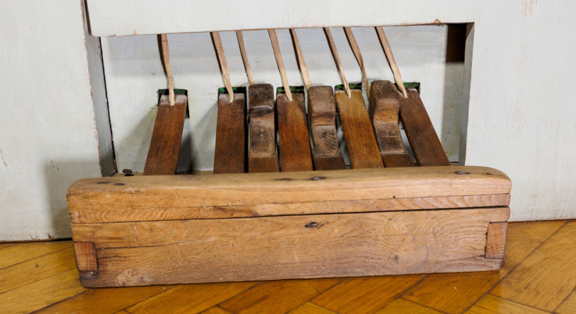 UNSIGNED ITALIAN ORGAN WITH ATTACHED PEDAL, EMIGLIA ROMANA CIRCA 1700 - Image 4 of 10