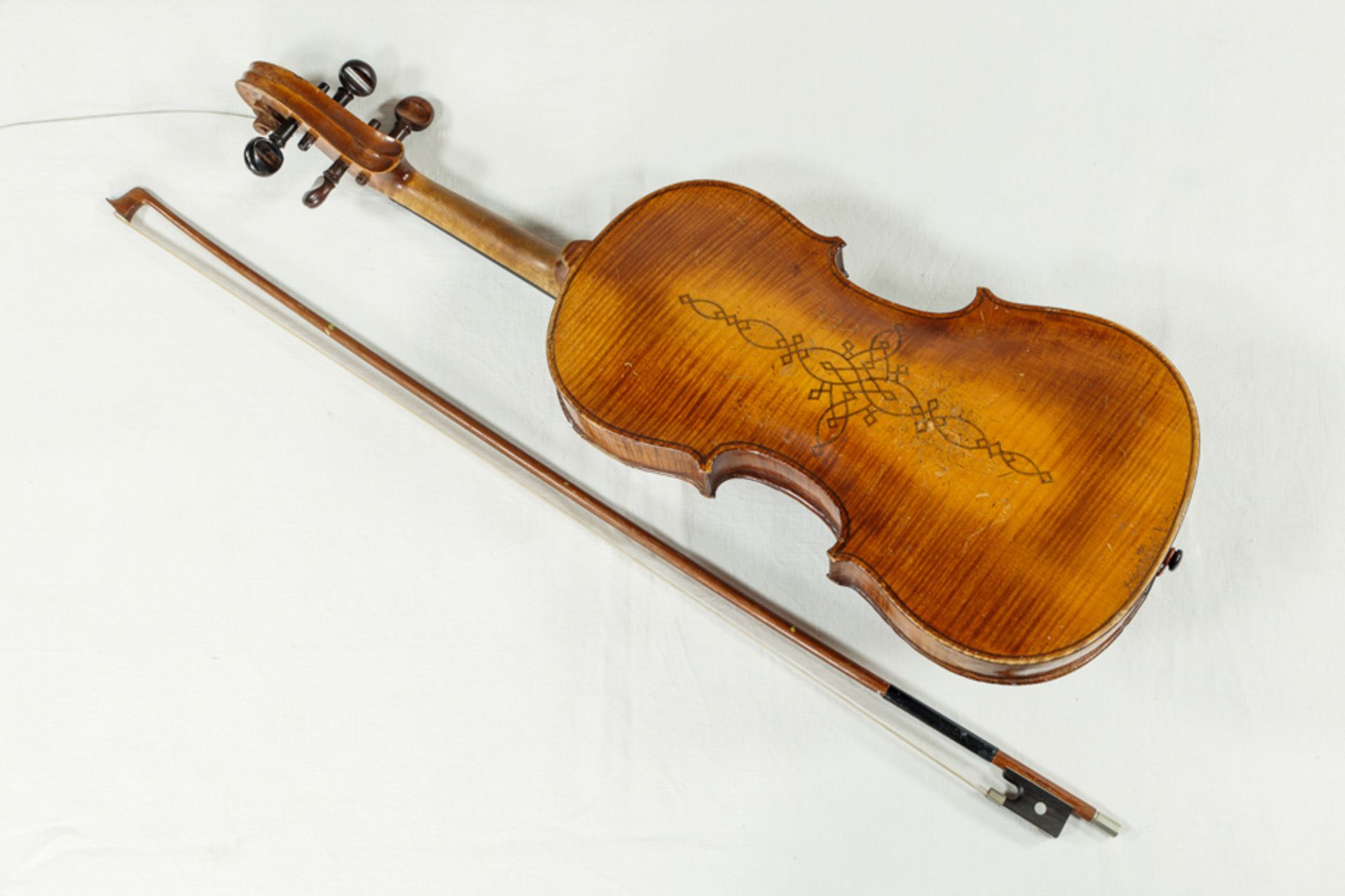 HISTORISCHE ELEGANTE VIOLINE MIT VERZIERTEM BODEN UND PASSENDEM KASTEN - Bild 3 aus 7