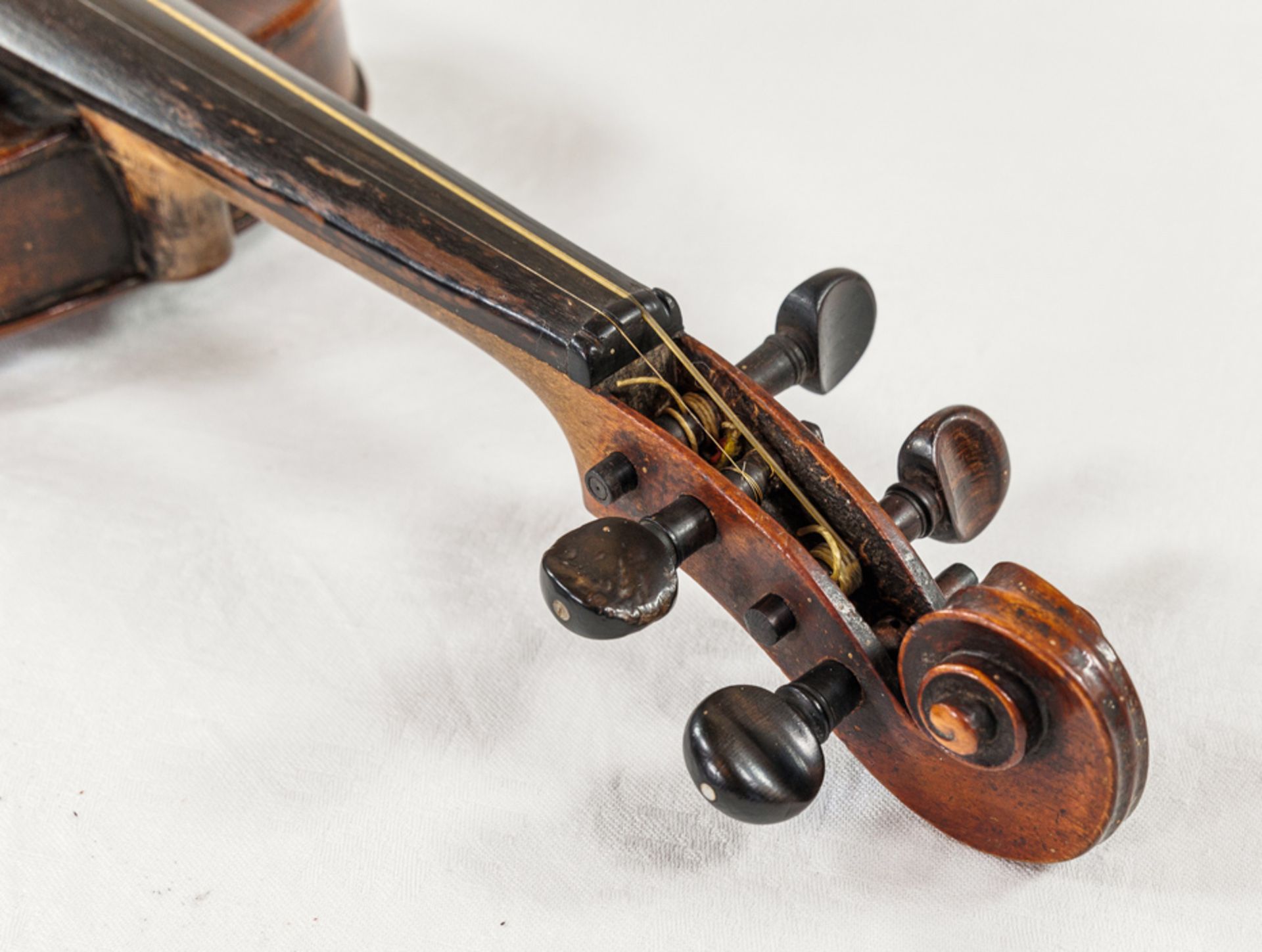 HISTORICAL VIOLIN WITH BOWS AND CASE - REPAIRED JOHANN MAHLKE BERLIN - Image 4 of 6