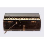 UNSIGNIERTES FELDHARMONIUM, VERMUTLICH ÖSTERREICH UM 1910