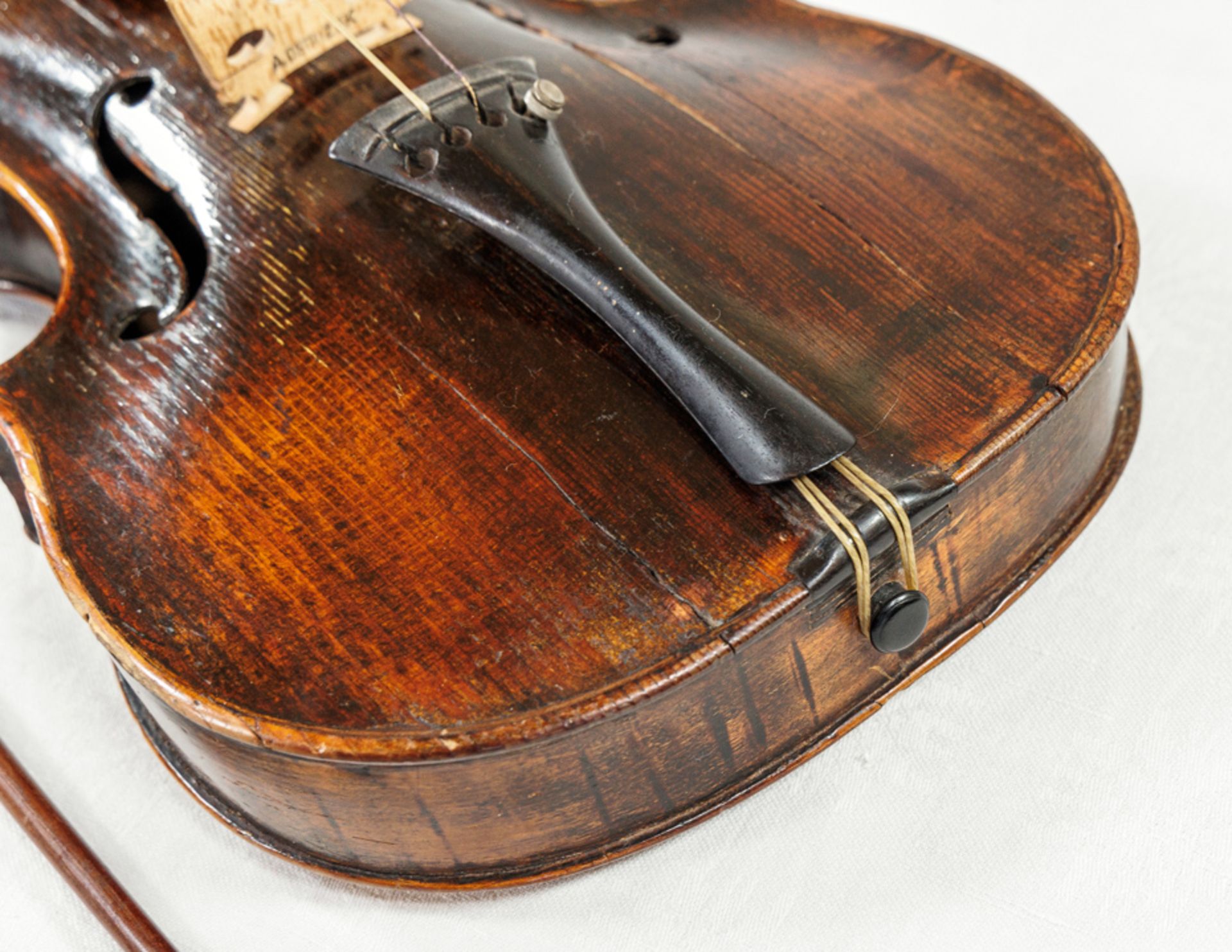 HISTORICAL VIOLIN WITH BOWS AND CASE - REPAIRED JOHANN MAHLKE BERLIN - Image 6 of 6