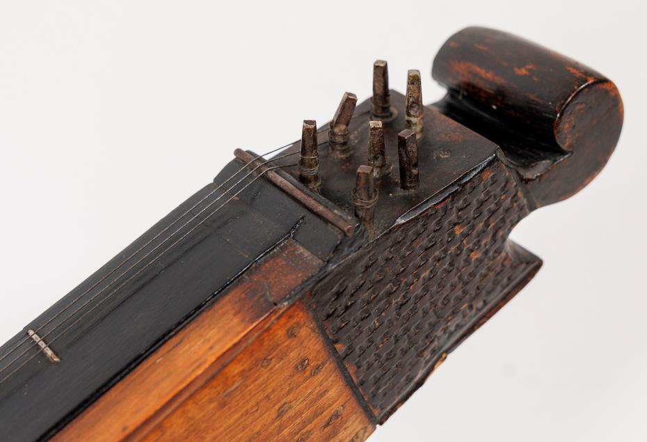 CONVOLUTE DOVECOTE ZITHER AND SMALL-HEADED ZITHER/CITERA, HUNGARY, 19TH/20TH CENTURY - Image 8 of 9