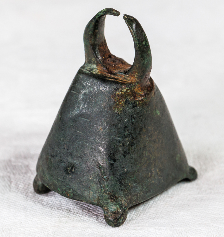 CONVOLUTE OF 4 SMALL, HISTORICAL BELLS - Image 5 of 10