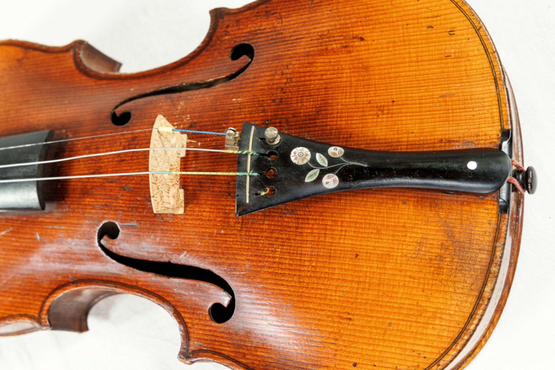 HISTORISCHE ELEGANTE VIOLINE MIT VERZIERTEM BODEN UND PASSENDEM KASTEN - Bild 7 aus 7