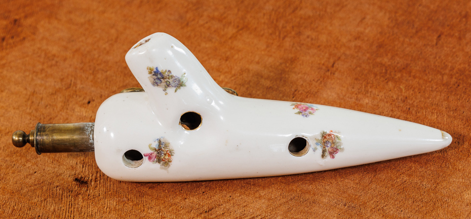 OCARINA IN G MADE OF PORCELAIN WITH FLORAL DECORATION AND TUNING DEVICE - Image 2 of 3