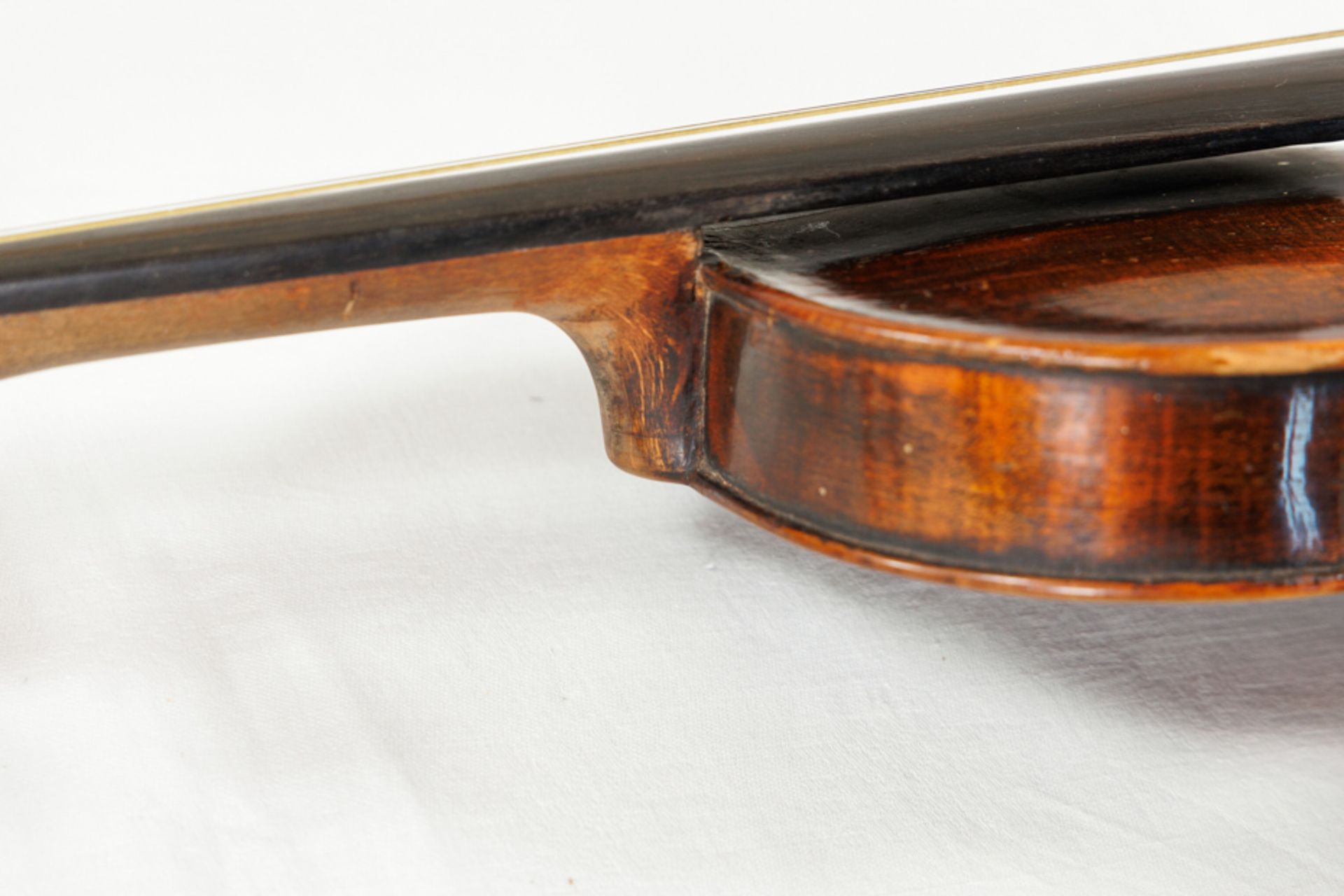HISTORICAL VIOLIN WITH BOWS AND CASE - REPAIRED JOHANN MAHLKE BERLIN - Image 5 of 6