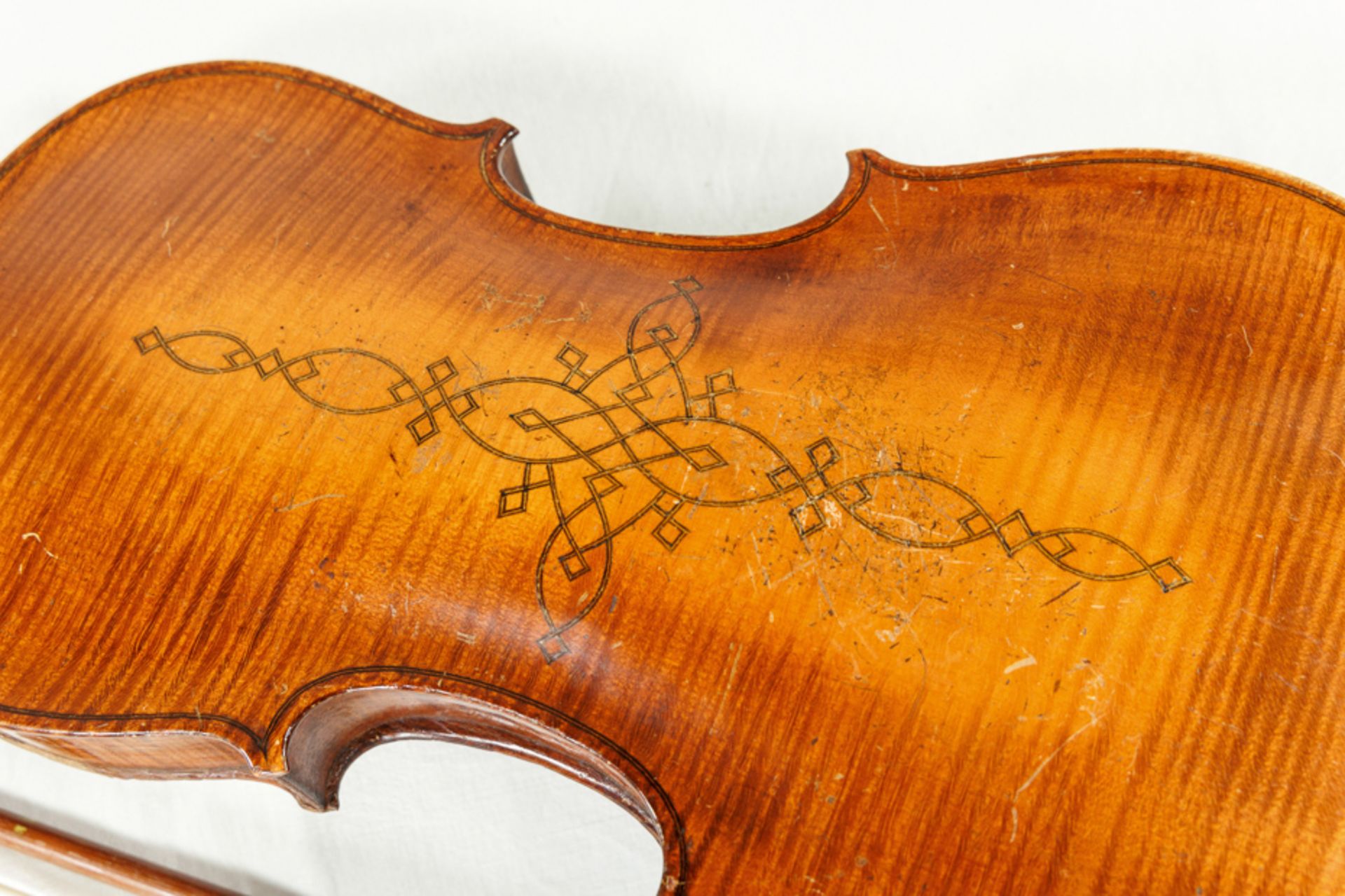 HISTORICAL ELEGANT VIOLIN WITH DECORATED BACK AND MATCHING CASE - Image 4 of 7