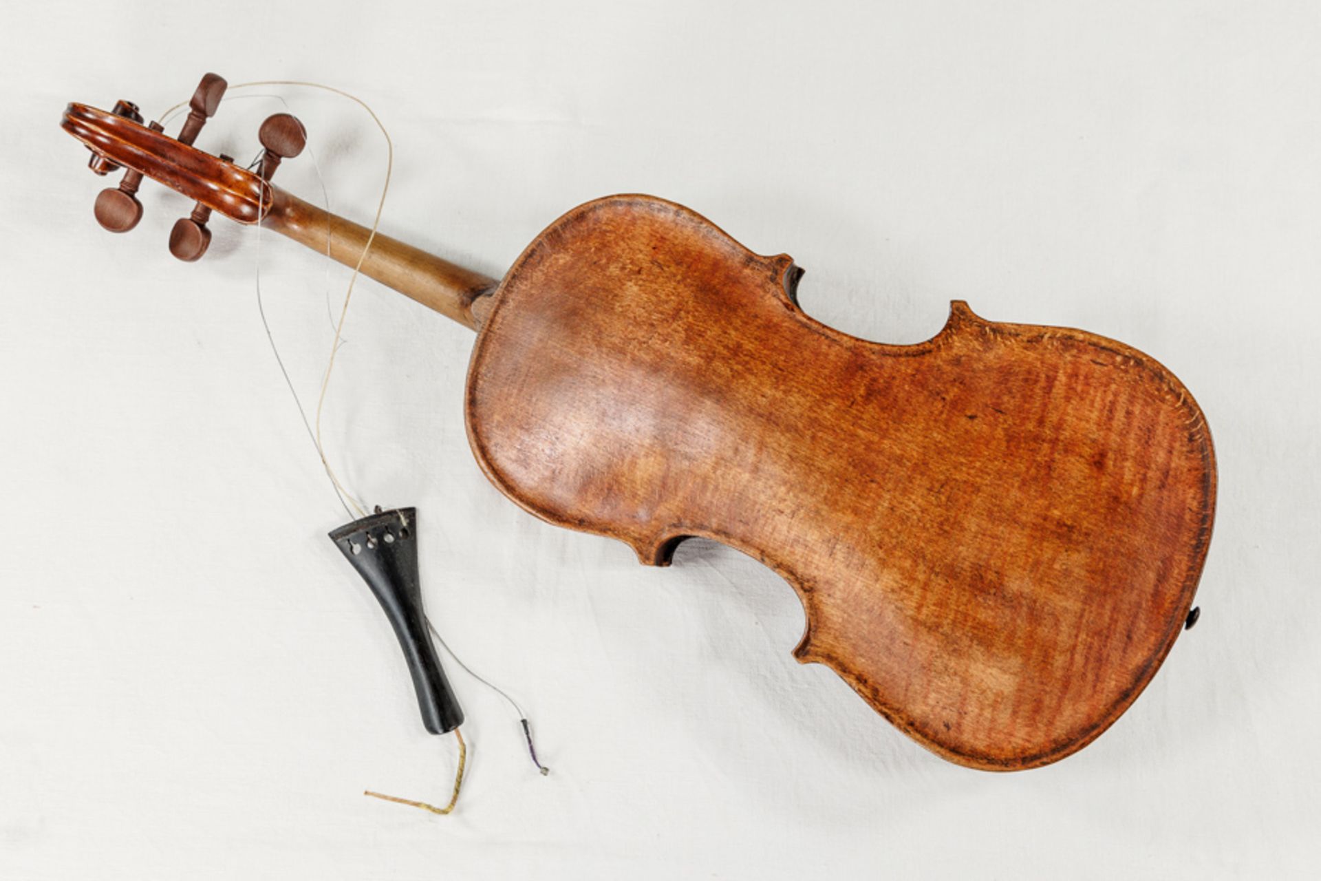 UNSIGNED HISTORICAL VIOLIN WITH CASE - Image 4 of 7
