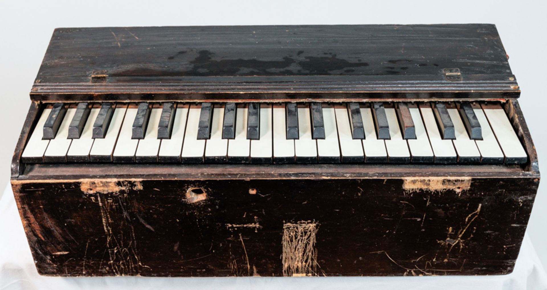 UNSIGNED FIELD HARMONIUM, POSSIBLY AUSTRIA, CA. 1910 - Image 2 of 4