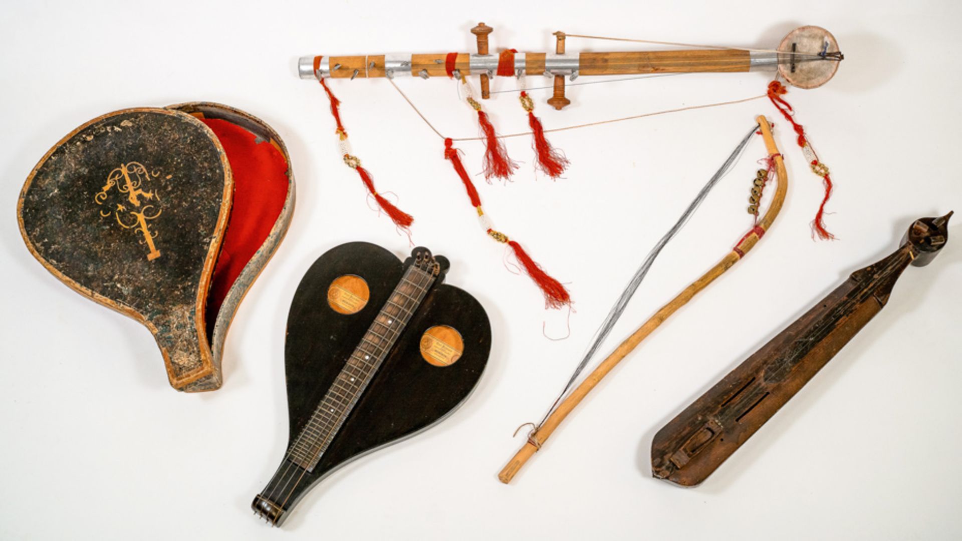 CONVOLUTE OF PONTIC/CRETIC LYRA, STRING ZITHER AND INDIAN RAAVAN HATHA