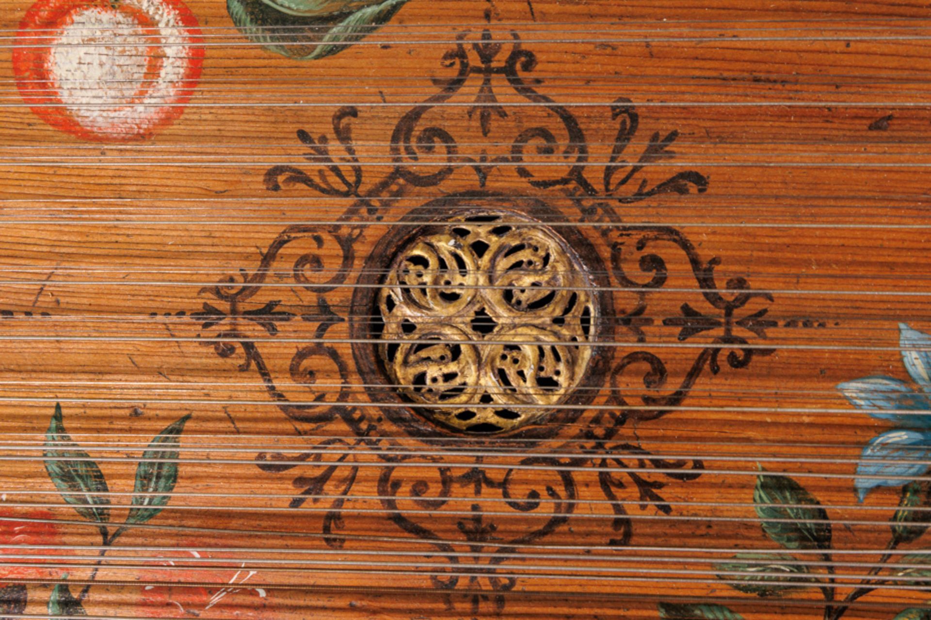 UNSIGNED PSALTERY IN PAINTED WOODEN CASE, POSSIBLY 18TH CENTURY ITALY - Image 4 of 4