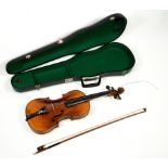 HISTORISCHE ELEGANTE VIOLINE MIT VERZIERTEM BODEN UND PASSENDEM KASTEN