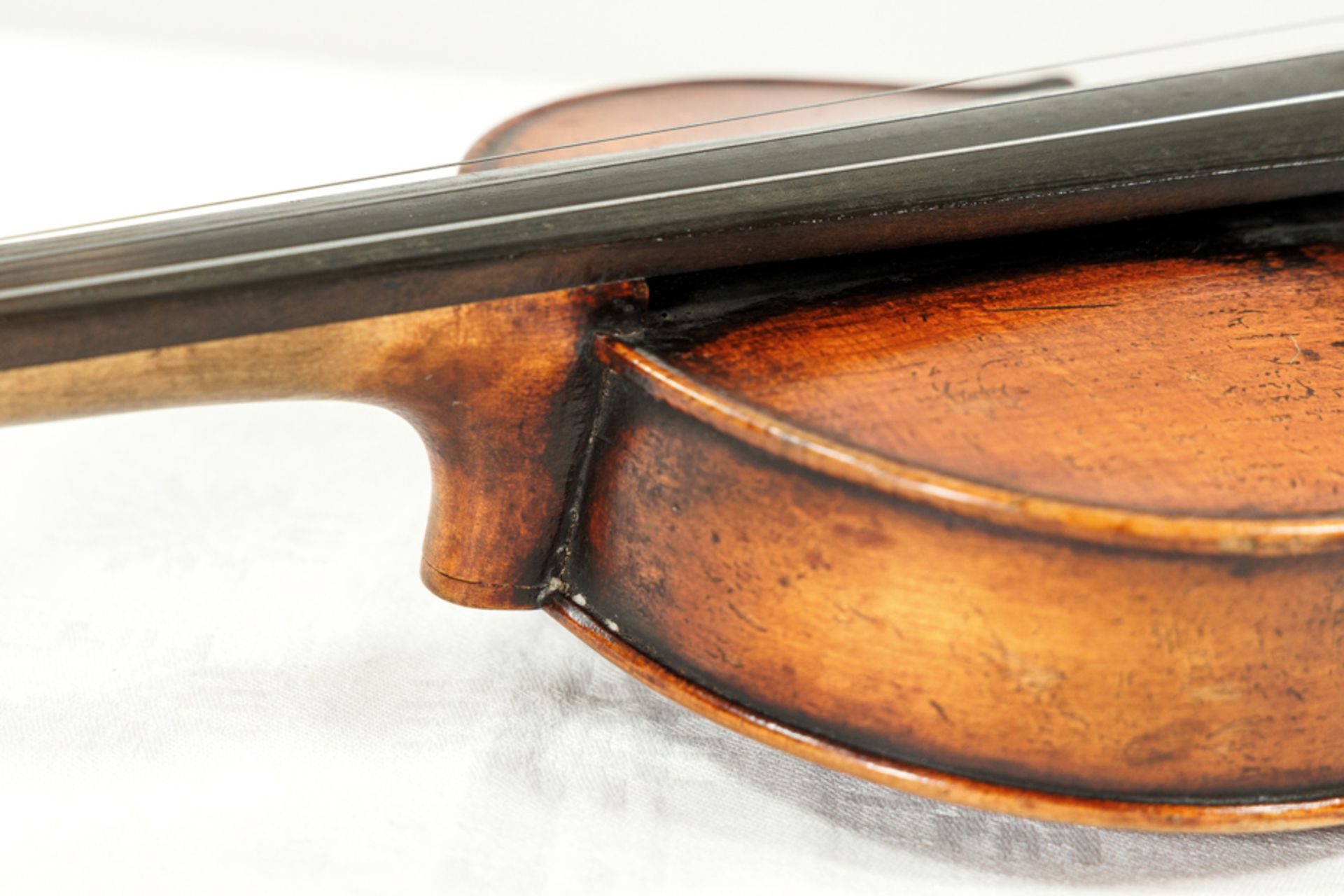 HISTORICAL VIOLIN LUDOVICUS RICOZALI CREMONA WITH CASE AND BOW - Image 5 of 8