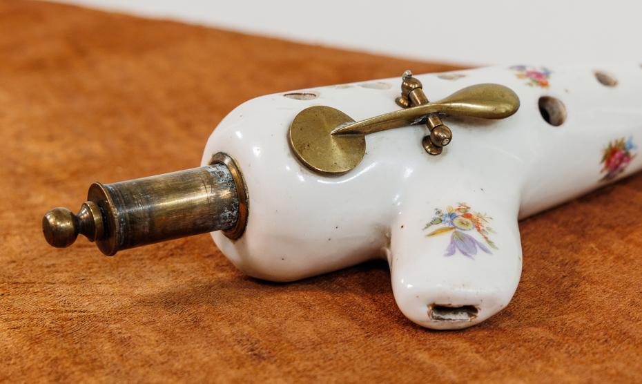 OCARINA IN G MADE OF PORCELAIN WITH FLORAL DECORATION AND TUNING DEVICE - Image 3 of 3