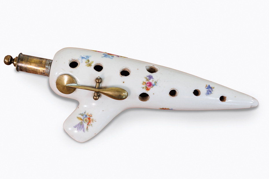 OCARINA IN G MADE OF PORCELAIN WITH FLORAL DECORATION AND TUNING DEVICE