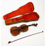 UNSIGNIERTE VIOLINE MIT BOGEN IN HISTORISCHEM HOLZKASTEN