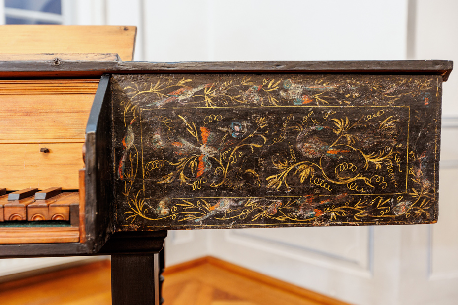 UNSIGNED ITALIAN VIRGINAL WITH CHINOISERIES CIRCA 1650-1700 - Image 5 of 9