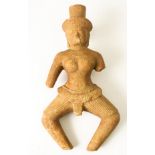 FIGUR DES VISHNU IN GEBEUGTER HALTUNG