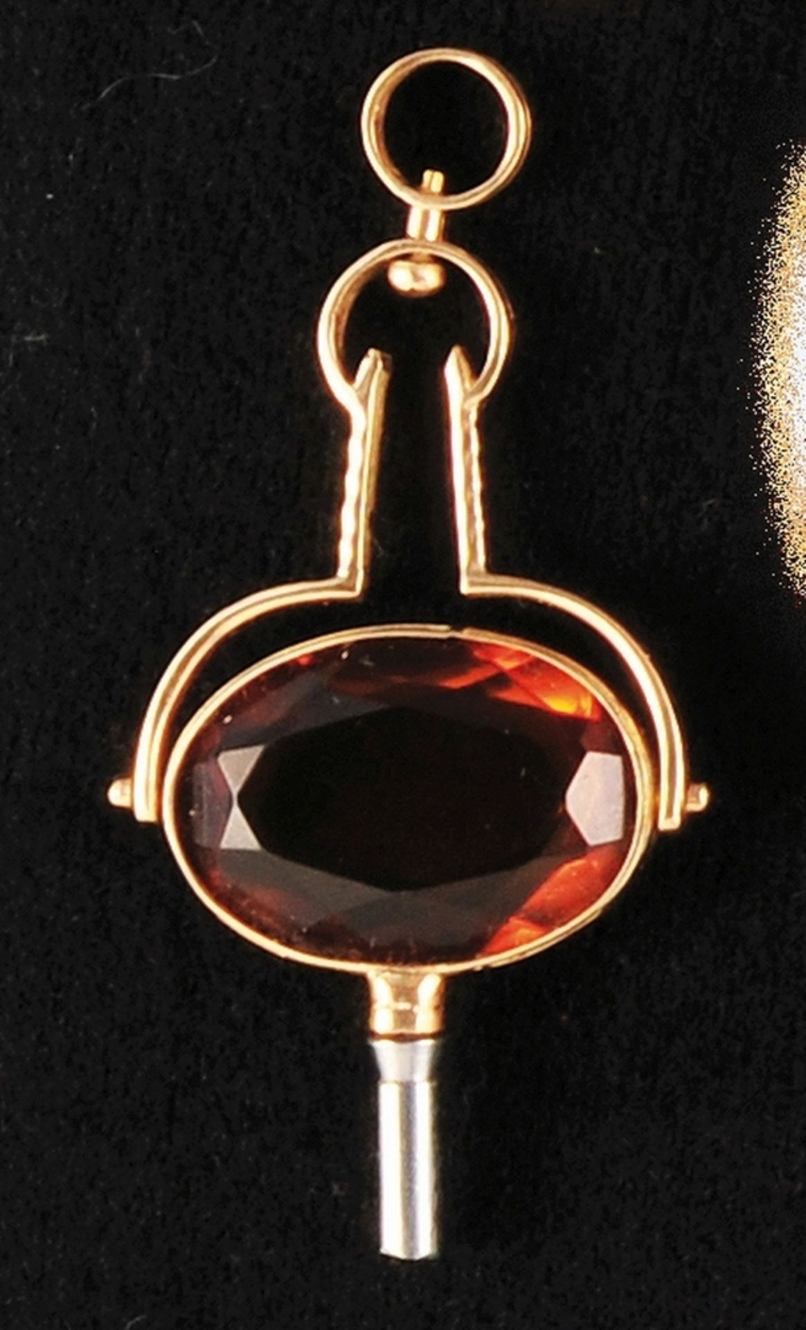 Golden pocket watch key, 14 ct., with cut topaz, rotatable
