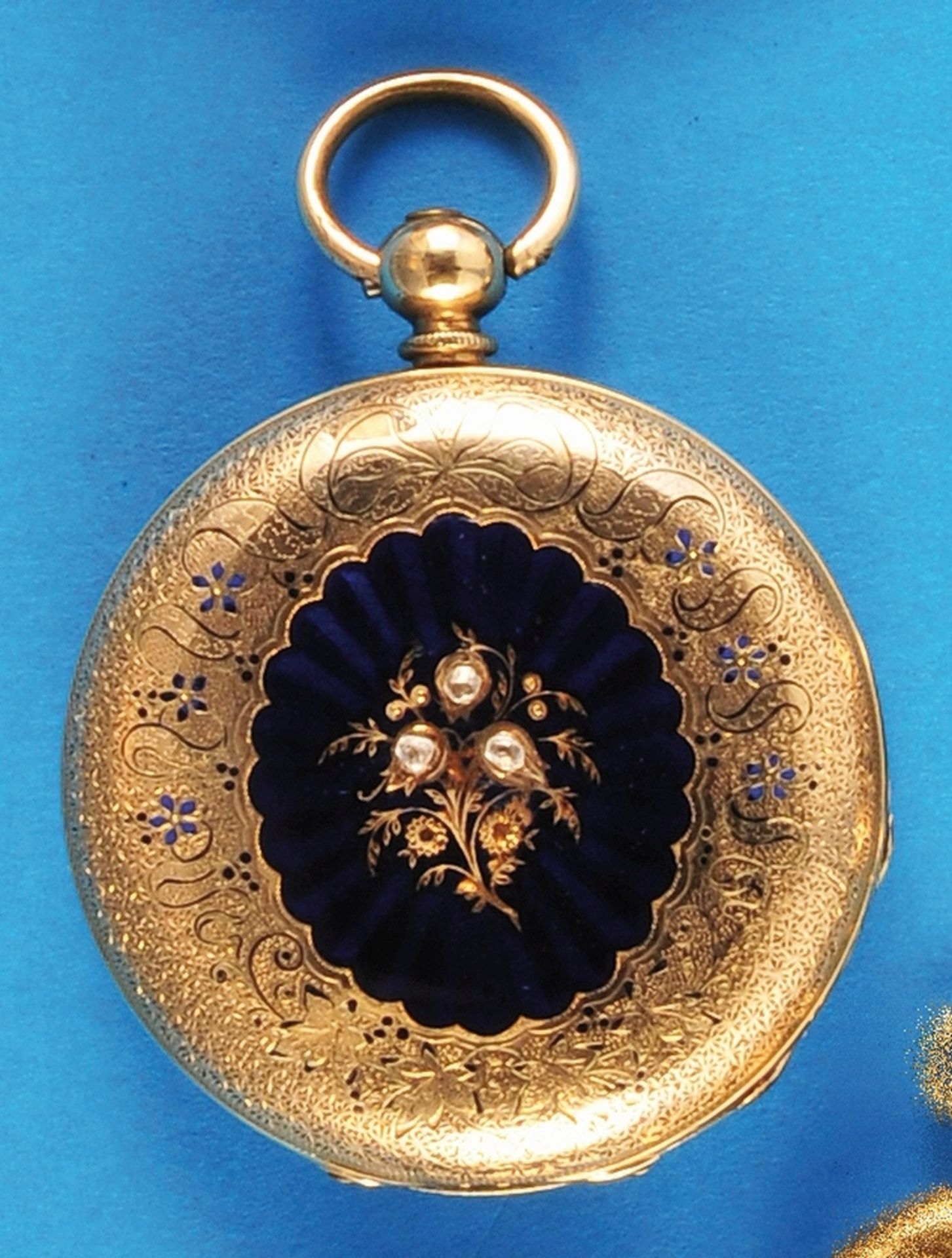 Gold enamel pocket watch with jumping cover and key winding, all sides chased 14 ct. 3-lid gold case