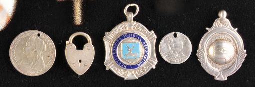 Convolute with 5 silver chain pendants