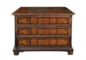 Chest of drawers in rosewood with geometric inlays in light wood on the front, Nineteenth century