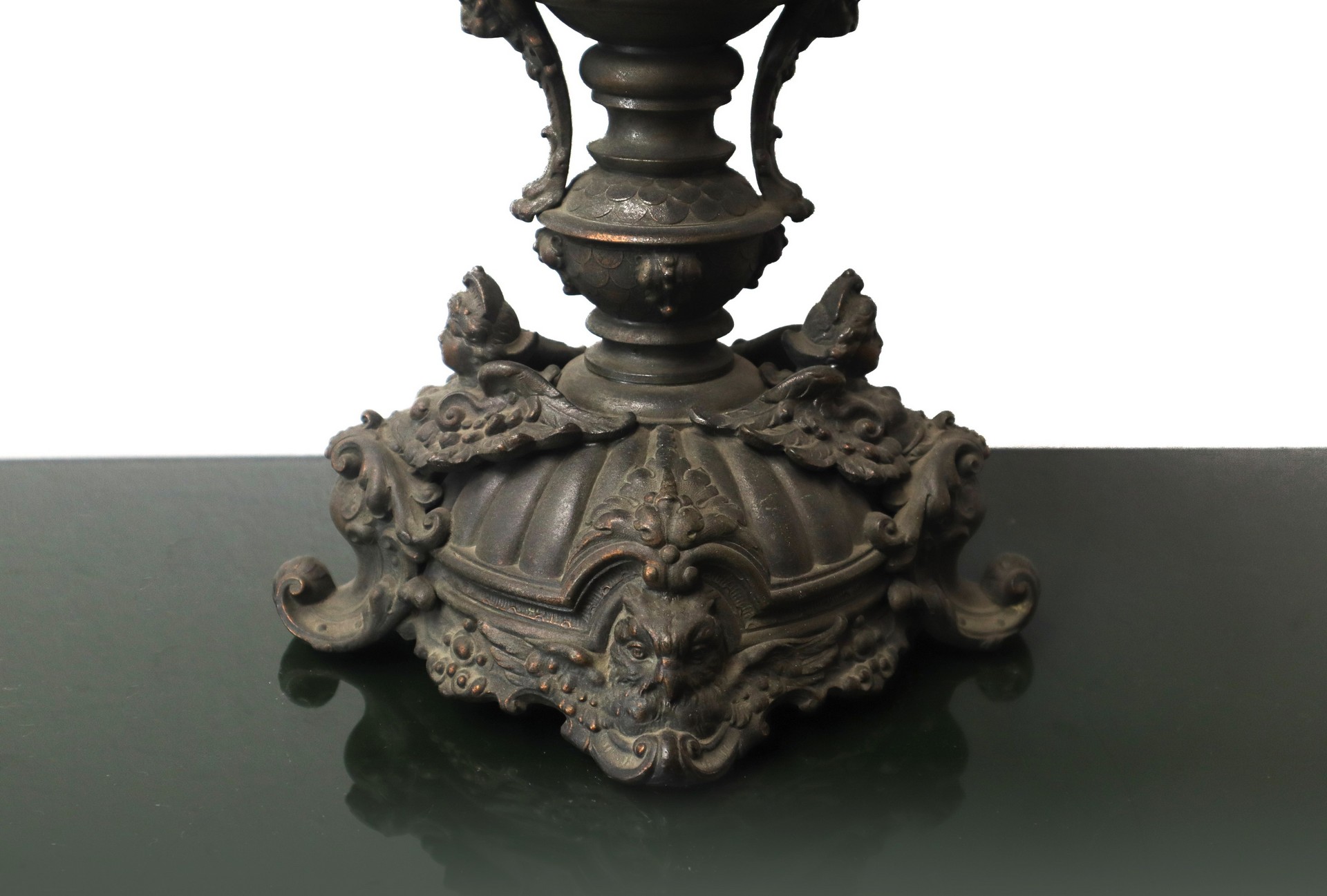 Grade bronze lamp with embossed base decorated with figures of winged women, Late 19th century - Image 3 of 5