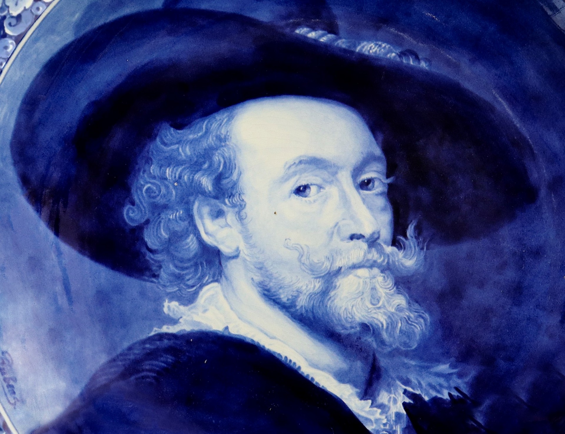 Koninklijke Porceleyne Fles - Large blue plate depicting a portrait of Rubens, 20th century - Image 2 of 5