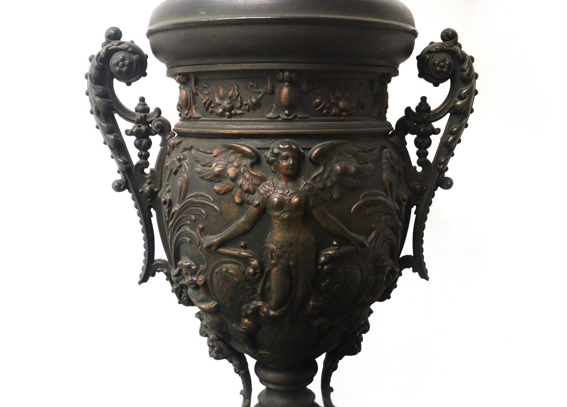 Grade bronze lamp with embossed base decorated with figures of winged women, Late 19th century - Image 4 of 5