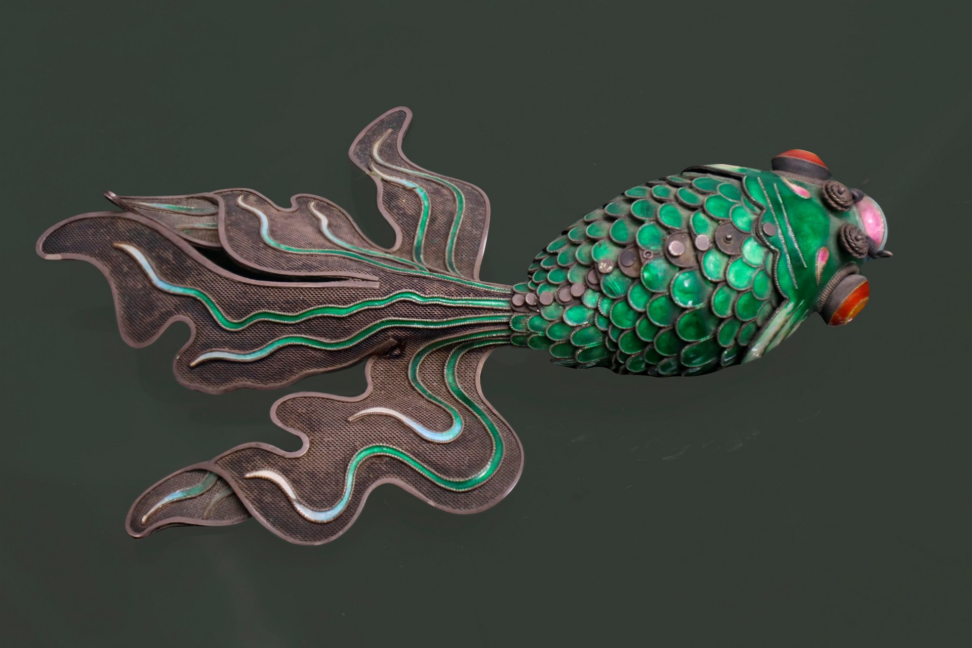 Tropical fish in cloisonné enamels and tropical fish in metal with articulated bodies, China, 20th c - Bild 3 aus 4