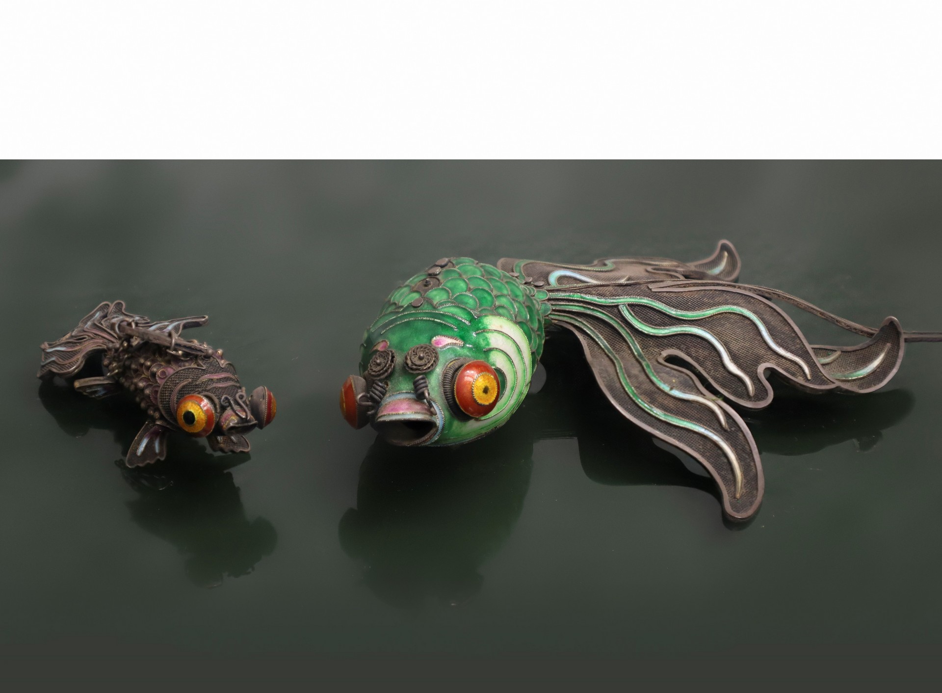 Tropical fish in cloisonné enamels and tropical fish in metal with articulated bodies, China, 20th c - Bild 2 aus 4