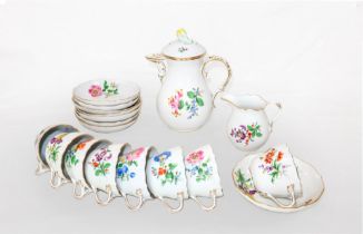 Porcelain Meissen - Coffee service in white porcelain and in shades of gold with floral decorations