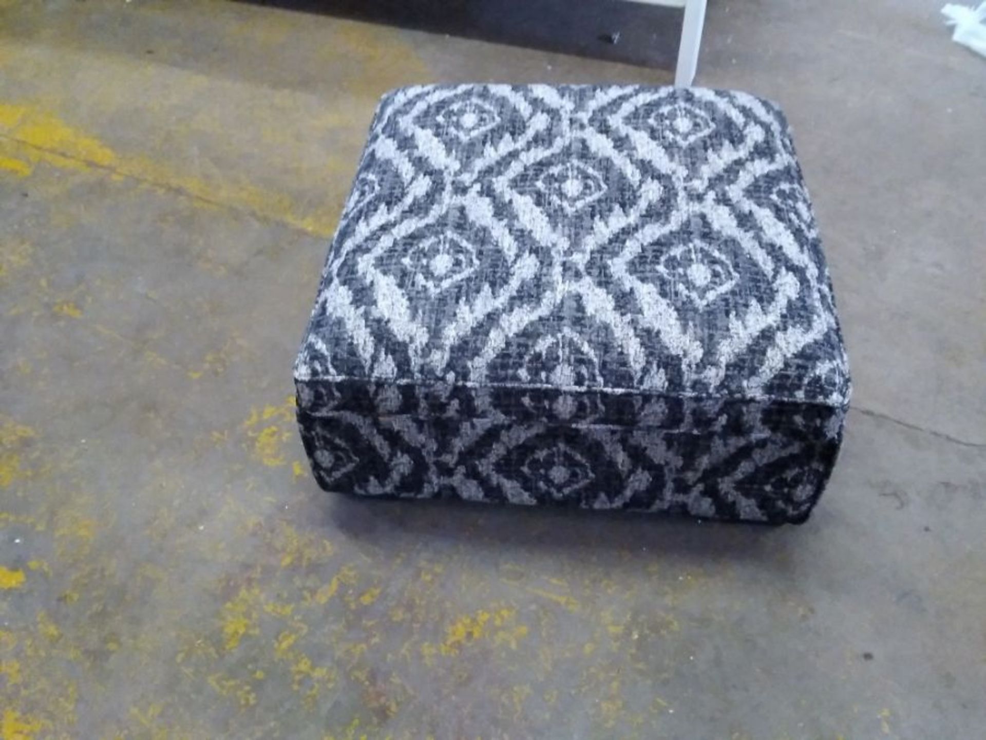 GREY AND BLACK PATTERNED LARGE STORAGE FOOTSTOOL(B