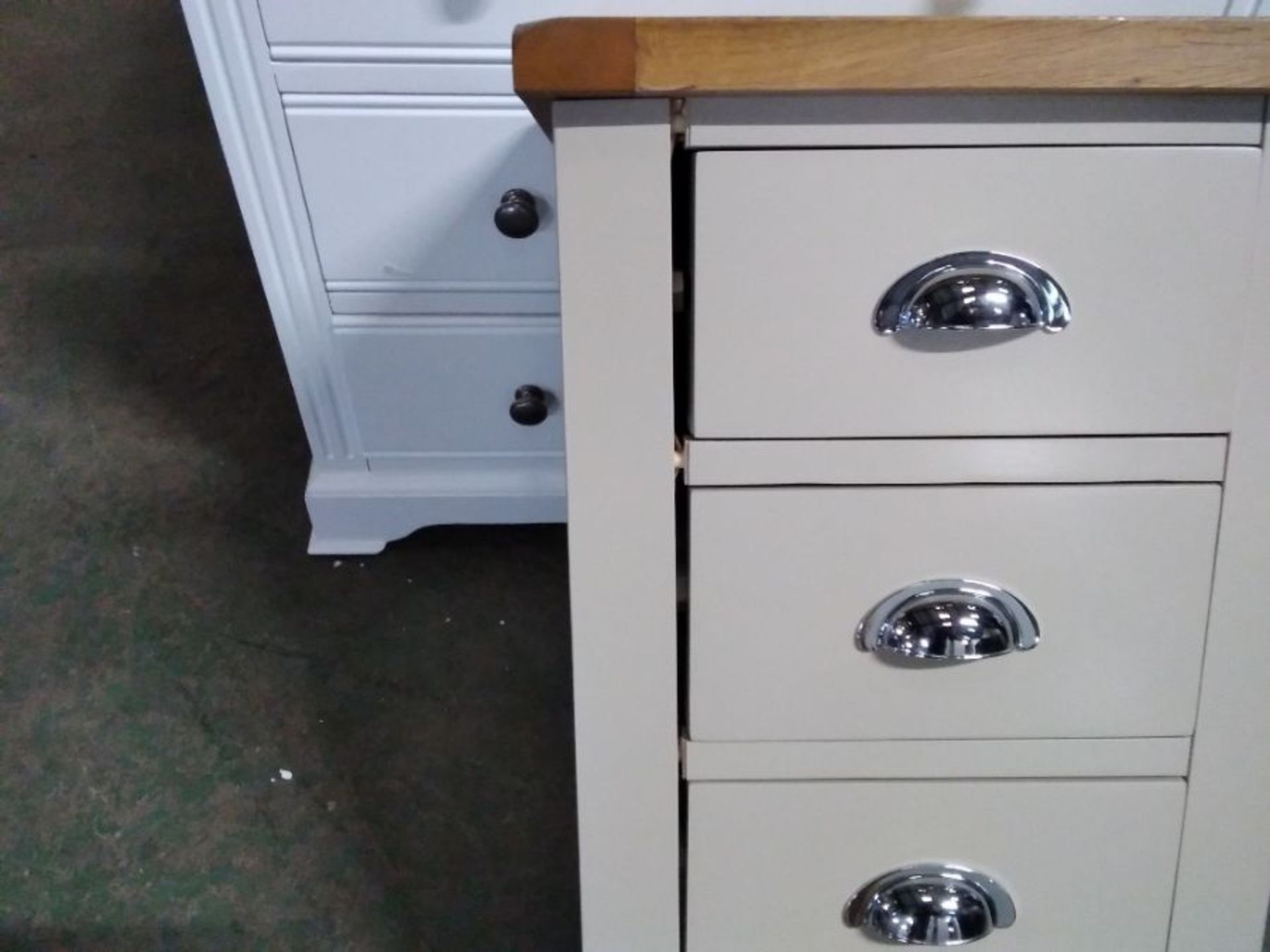 CHESTER PAINTED AND OAK 3 DRAWER BEDSIDE(DAMAGED) - Image 2 of 2