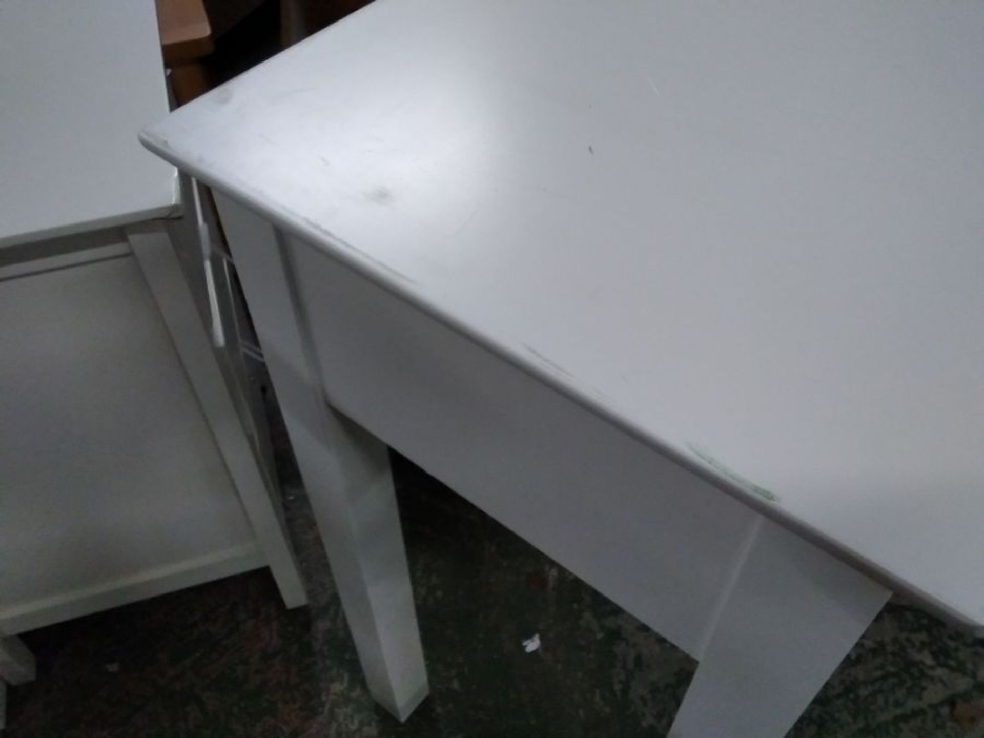 BANBURY WHITE PAINTED DRESSIBG TABLE (DAMAGED) - Image 2 of 3