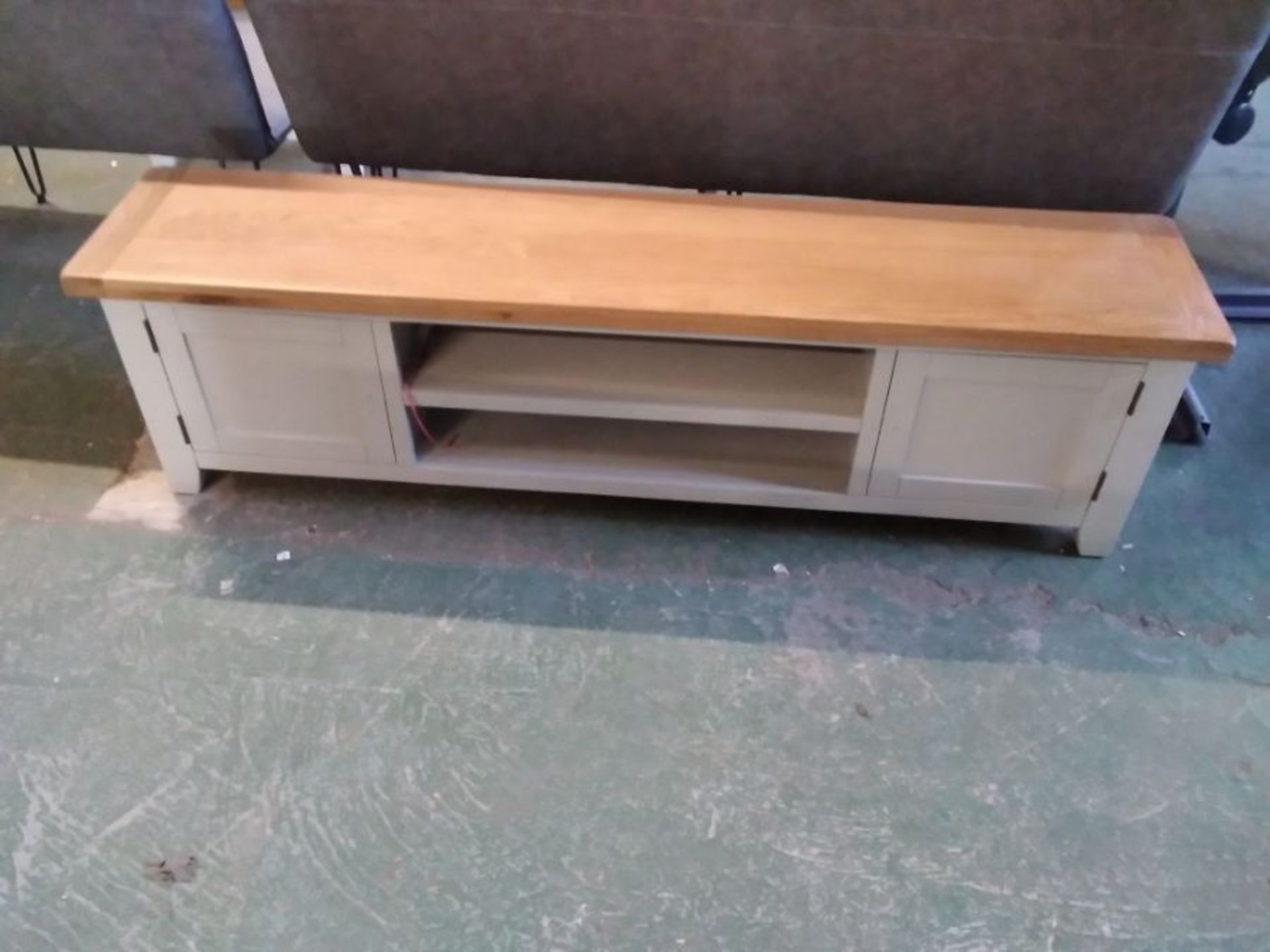 HAMPSHIRE GREY PAINTED AND OAK LARGE TV UNIT