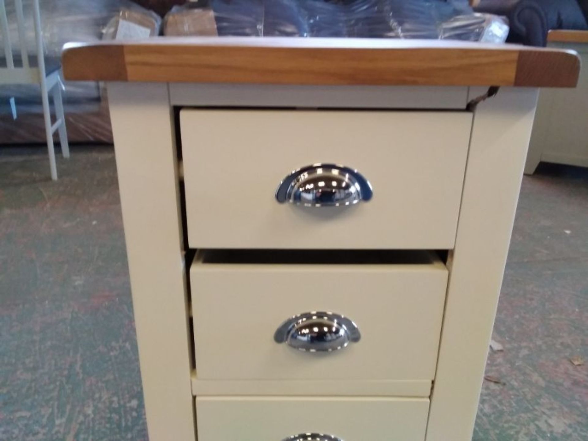 CHESTER IVORY PAINTED AND OAK 3 DRAWER BEDSIDE (DA - Image 2 of 2