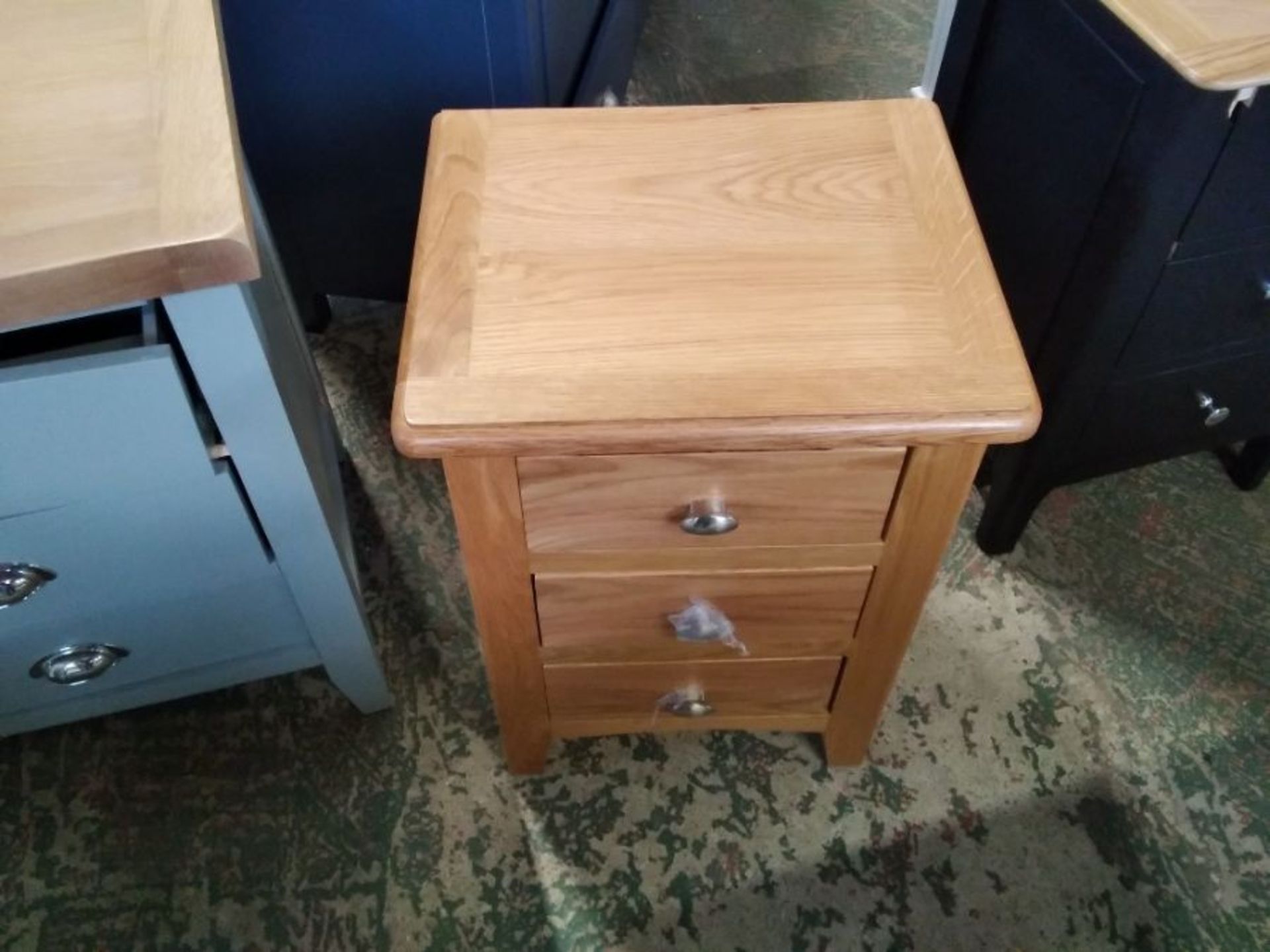 GLOUCESTER OAK 3 DRAWER BEDSIDE (DAMAGED)