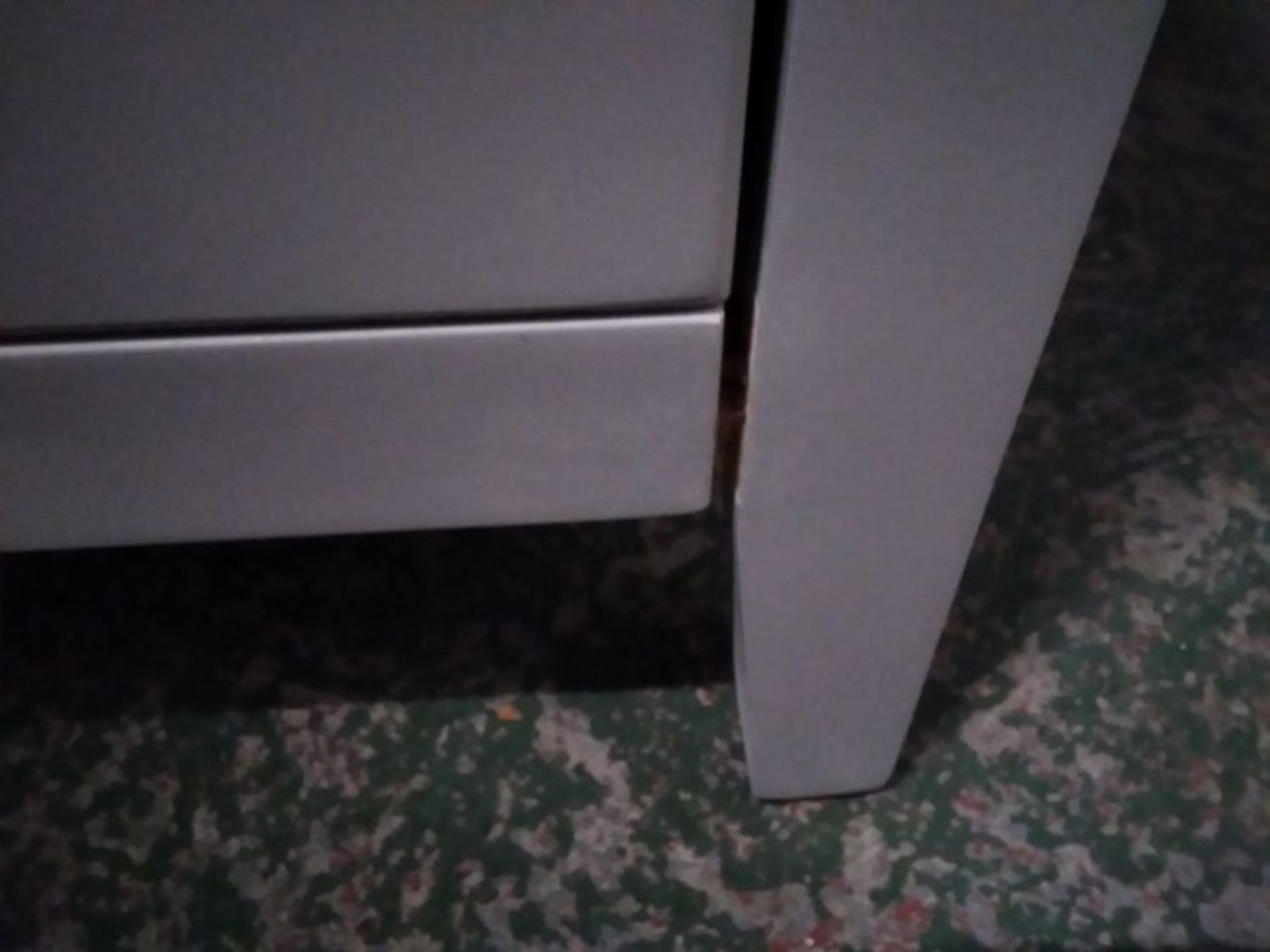 FLORIDA GREY PAINTED 2 DRAWER BEDSIDE (DAMAGE) - Image 3 of 3