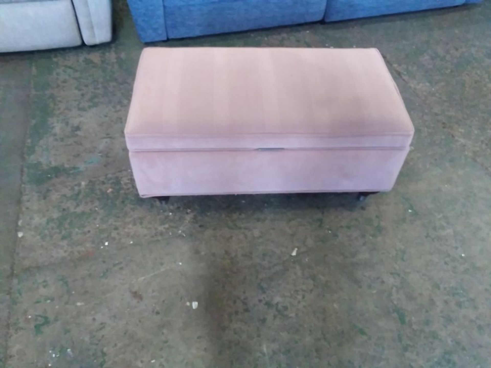 PINK VELVET STORAGE FOOTSTOOL (TROO2882-WO715182)(