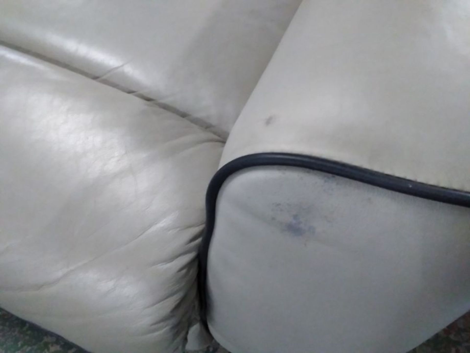 CREAM LEATHER 2 SEATER AND 2 X CHAIRS (LEATHER PEE - Image 2 of 3