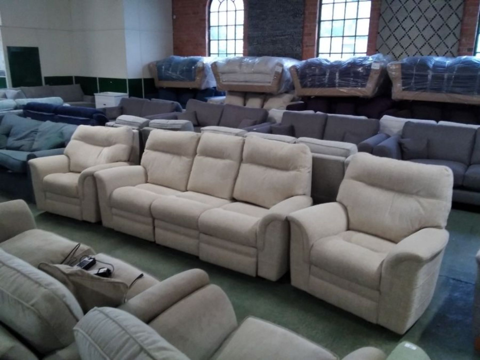 CREAM ELECTRIC RECLINING 3 SEATER AND 2 X CHAIRS